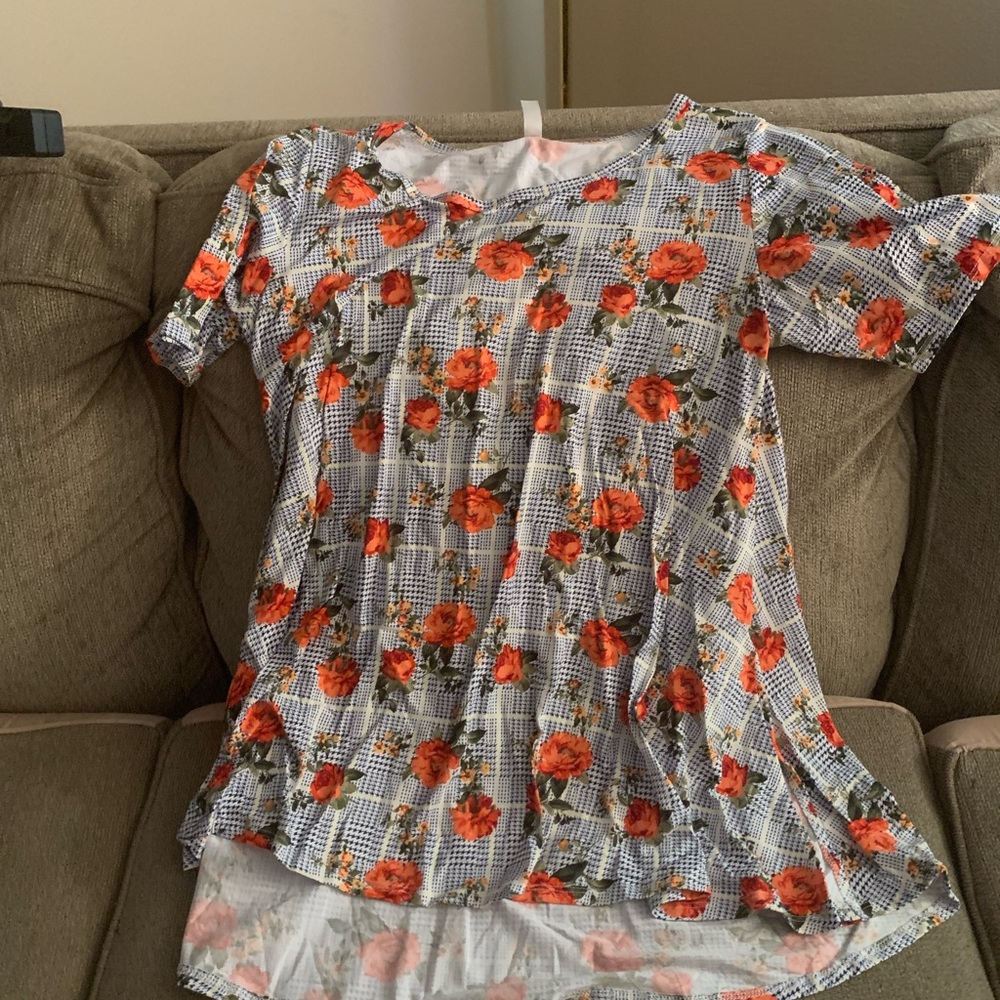 Size large perfect T white and black checkered with roses